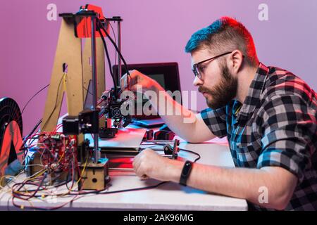 Male en utilisant imprimante 3D au bureau. Banque D'Images