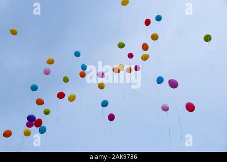 De nombreux ballons de couleur volant dans le ciel Banque D'Images