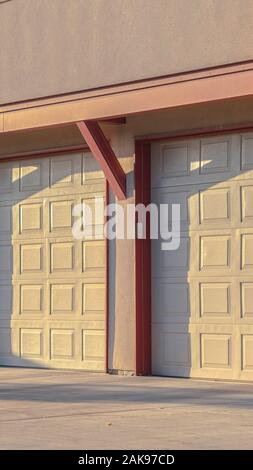 Blanc vertical en bois lambris portes de garage près de Sunset Banque D'Images