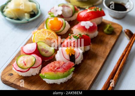 Nigiri sushi au saumon, thon et légumes Banque D'Images