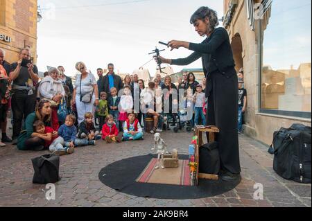 Spectacle de marionnettes dans une rue de la ville de Charleville-Mézières, dans le cadre du Festival de Théâtre de marionnettes le 20 septembre 2019. Banque D'Images