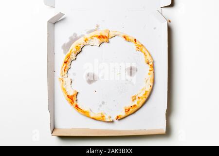 À gauche d'une pizza dans une boîte en carton Banque D'Images