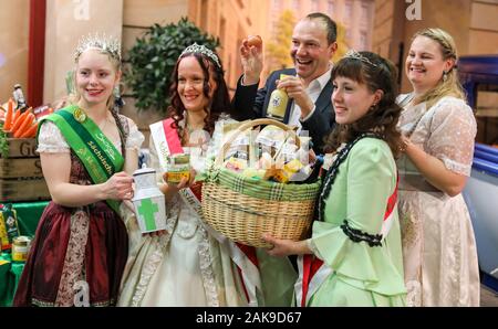 08 janvier 2020, Saxe, Zwickau : Wolfram Günther (verts), la ministre de l'Agriculture, de concert avec Dairy Queen Luisa Hochstein (l-r), Princess Palace Jeanette Breitsprecher, Dame de la Cour Susanne Schuster et agriculteur biologique Sarah Kretzschmar, présente les contributions de Saxon à la 85e Semaine verte. Voir le produit s'étend du 17 au 26 janvier au Parc des Expositions Messe Berlin. Photo : Jan Woitas/dpa-Zentralbild/dpa Banque D'Images