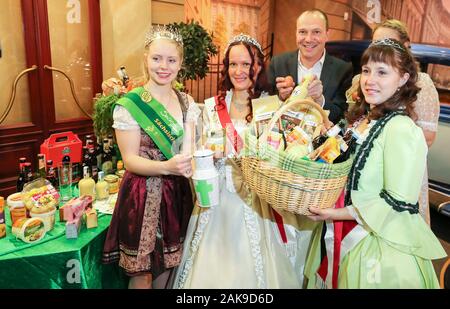 08 janvier 2020, Saxe, Zwickau : Wolfram Günther (verts), la ministre de l'Agriculture, de concert avec Dairy Queen Luisa Hochstein (l-r), le château de La Princesse Jeanette Breitsprecher, agriculteur biologique Sarah Kretzschmar et cour Dame Susanne Schuster, présente les contributions de Saxon à la 85e Semaine verte. Voir le produit s'étend du 17 au 26 janvier au Parc des Expositions Messe Berlin. Photo : Jan Woitas/dpa-Zentralbild/ZB Banque D'Images