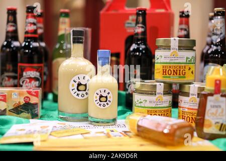 08 janvier 2020, Saxe, Zwickau : Advocaat, miel, thé et la bière et autres produits à base de pomme de terre sont les contributions de Saxon à la 85e Semaine verte. Voir le produit s'étend du 17 au 26 janvier au Parc des Expositions Messe Berlin. Photo : Jan Woitas/dpa-Zentralbild/dpa Banque D'Images