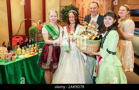 08 janvier 2020, Saxe, Zwickau : Wolfram Günther (verts), la ministre de l'Agriculture, de concert avec Dairy Queen Luisa Hochstein (l-r), Princess Palace Jeanette Breitsprecher, Dame de la Cour Susanne Schuster et agriculteur biologique Sarah Kretzschmar, présente les contributions de Saxon à la 85e Semaine verte. Voir le produit s'étend du 17 au 26 janvier au Parc des Expositions Messe Berlin. Photo : Jan Woitas/dpa-Zentralbild/dpa Banque D'Images