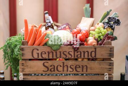08 janvier 2020, Saxe, Zwickau : un panier avec les mots "Profiter de la Saxe" sera placé sur le bord de la conférence de presse pour le Saxon contributions à la 85e Semaine verte. Voir le produit s'étend du 17 au 26 janvier au Parc des Expositions Messe Berlin. Photo : Jan Woitas/dpa-Zentralbild/dpa Banque D'Images