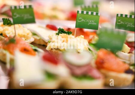 08 janvier 2020, Saxe, Zwickau : drapeaux avec les mots "Profiter de la Saxe' sont bloqués dans des canapés au bord de la conférence de presse pour le Saxon contributions à la 85e Semaine verte. Voir le produit s'étend du 17 au 26 janvier au Parc des Expositions Messe Berlin. Photo : Jan Woitas/dpa-Zentralbild/dpa Banque D'Images