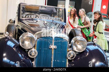 08 janvier 2020, Saxe, Zwickau : Avant la conférence de presse sur le Saxon contributions pour la 85e Semaine verte, le Palais de la princesse saxonne Jeanette Breitsprecher (l-r), Dairy Queen Luisa Hochstein et cour Dame Susanne Schuster inspecter une Horch 951 Pullman cabriolet (1937) dans la Horch Museum de Zwickau. Voir le produit s'étend du 17 au 26 janvier au Parc des Expositions Messe Berlin. Photo : Jan Woitas/dpa-Zentralbild/dpa Banque D'Images