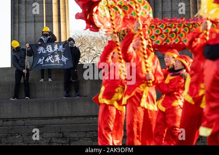 Edinburgh, Ecosse, Royaume-Uni. 8 janvier 2020. Les partisans de la démocratie pro de Hong Kong au cours de l'étape de la démonstration du Nouvel An chinois officiel de l'événement de danse du dragon sur Calton Hill, à Édimbourg. La manifestation s'est produite lors de l'appel de photo officielle marquant le démarrage de Nouvel An chinois et l'Année du Rat. Iain Masterton/Alamy Live News Banque D'Images