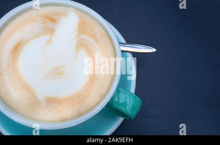 Café Latte en bleu mug sur la table en bois Banque D'Images