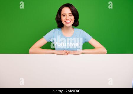 Portrait de sa belle elle Gai gai attrayant heureux content girl wearing blue t-shirt sur copyspace annonce petite annonce d'embauche plus isolés de vacance Banque D'Images