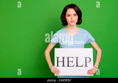 Portrait de sa belle elle sombre sombre attrayant déprimé grincheux girl wearing blue t-shirt holding en mains help sign isolated over bright vivid Banque D'Images