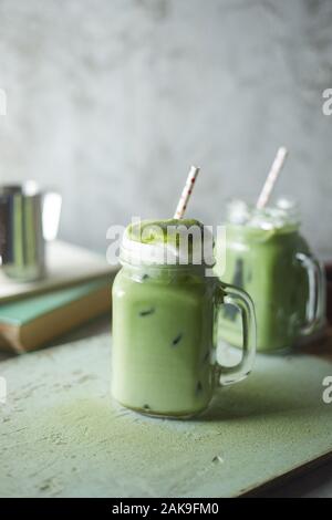 Matcha latte glacé fait maison du thé avec du lait. Banque D'Images