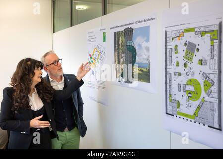 Erfurt, Allemagne. 05Th Jan, 2020. Petra Enders (Die Linke), Administrateur du District de l'Ilm district, montre Benjamin-Immanuel Hoff (Die Linke), Ministre de l'Agriculture de Thuringe, un dessin de la glisser sur la réplique de l'Kickelhahn Tour pour la comparution de Thuringe à la Semaine verte internationale 2020 à Berlin. Du 17 au 26 janvier 2020, l'Ilm district formeront l'accent régional de Thuringe pour participer au plus grand salon de l'alimentation. Crédit : Michael Reichel/dpa-Zentralbild/dpa/Alamy Live News Banque D'Images