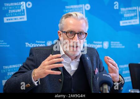 Erfurt, Allemagne. 05Th Jan, 2020. Benjamin-Immanuel Hoff (Die Linke), Ministre de l'Agriculture de Thuringe, fournit des informations sur l'apparence de Thuringe à la Semaine verte internationale 2020 à Berlin. Du 17 au 26 janvier 2020, l'Ilm district formeront l'accent régional de Thuringe pour participer au plus grand salon de l'alimentation. Crédit : Michael Reichel/dpa-Zentralbild/dpa/Alamy Live News Banque D'Images