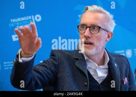 Erfurt, Allemagne. 05Th Jan, 2020. Benjamin-Immanuel Hoff (Die Linke), Ministre de l'Agriculture de Thuringe, fournit des informations sur l'apparence de Thuringe à la Semaine verte internationale 2020 à Berlin. Du 17 au 26 janvier 2020, l'Ilm district formeront l'accent régional de Thuringe pour participer au plus grand salon de l'alimentation. Crédit : Michael Reichel/dpa-Zentralbild/dpa/Alamy Live News Banque D'Images