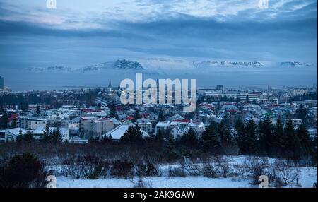 Reykjavik Islande en hiver avec de la neige,une vue de la partie supérieure de l'Perlan (Anglais : La perle) un point de repère important dans la capitale islandaise Banque D'Images