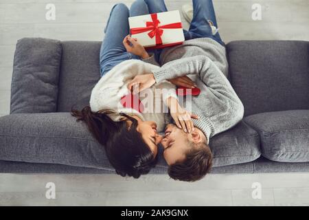 Le jour de la Saint-Valentin. Donne Couple coeur à la Saint-Valentin en chambre. Vue d'en haut. Banque D'Images