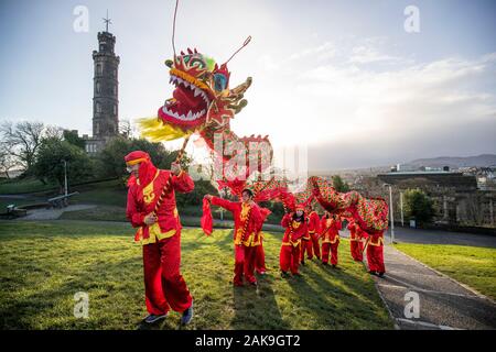 Danseurs de l'Edinburgh Chinese Education Centre effectuer une danse du dragon chinois pour lancer le Nouvel An chinois 2020 et l'Année du Rat sur Calton Hill, à Édimbourg. Banque D'Images