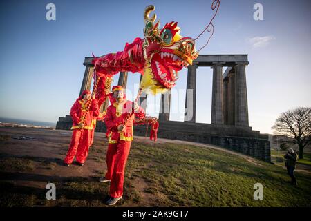 Danseurs de l'Edinburgh Chinese Education Centre effectuer une danse du dragon chinois pour lancer le Nouvel An chinois 2020 et l'Année du Rat sur Calton Hill, à Édimbourg. Banque D'Images