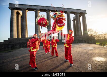 Danseurs de l'Edinburgh Chinese Education Centre effectuer une danse du dragon chinois pour lancer le Nouvel An chinois 2020 et l'Année du Rat sur Calton Hill, à Édimbourg. Banque D'Images