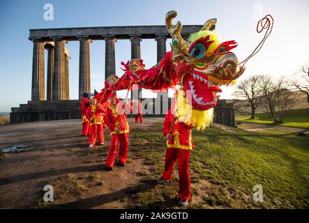 Danseurs de l'Edinburgh Chinese Education Centre effectuer une danse du dragon chinois pour lancer le Nouvel An chinois 2020 et l'Année du Rat sur Calton Hill, à Édimbourg. Banque D'Images