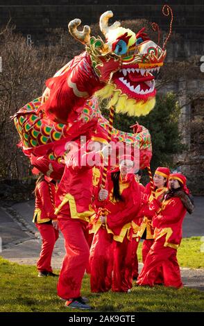 Danseurs de l'Edinburgh Chinese Education Centre effectuer une danse du dragon chinois pour lancer le Nouvel An chinois 2020 et l'Année du Rat sur Calton Hill, à Édimbourg. Banque D'Images