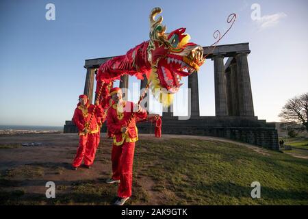 Danseurs de l'Edinburgh Chinese Education Centre effectuer une danse du dragon chinois pour lancer le Nouvel An chinois 2020 et l'Année du Rat sur Calton Hill, à Édimbourg. Banque D'Images