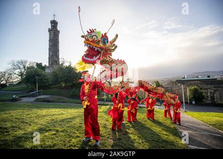 Danseurs de l'Edinburgh Chinese Education Centre effectuer une danse du dragon chinois pour lancer le Nouvel An chinois 2020 et l'Année du Rat sur Calton Hill, à Édimbourg. Banque D'Images