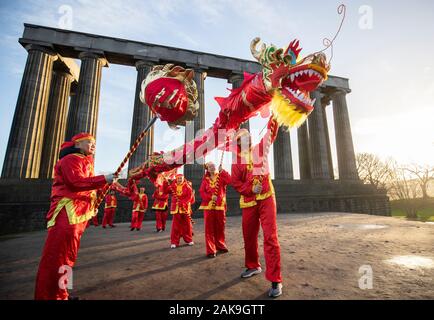 Danseurs de l'Edinburgh Chinese Education Centre effectuer une danse du dragon chinois pour lancer le Nouvel An chinois 2020 et l'Année du Rat sur Calton Hill, à Édimbourg. Banque D'Images