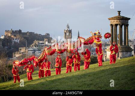 Danseurs de l'Edinburgh Chinese Education Centre effectuer une danse du dragon chinois pour lancer le Nouvel An chinois 2020 et l'Année du Rat sur Calton Hill, à Édimbourg. Banque D'Images