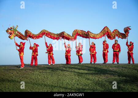 Danseurs de l'Edinburgh Chinese Education Centre effectuer une danse du dragon chinois pour lancer le Nouvel An chinois 2020 et l'Année du Rat sur Calton Hill, à Édimbourg. Banque D'Images