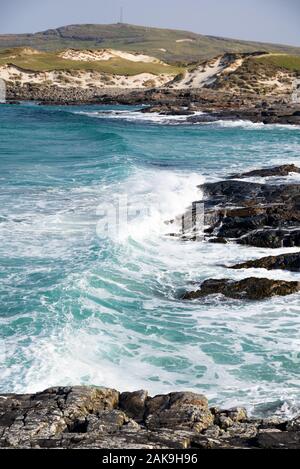 Vagues se briser sur la côte ouest de l'île de Barra, Western Isles, îles Hébrides, Ecosse, Royaume-Uni Banque D'Images