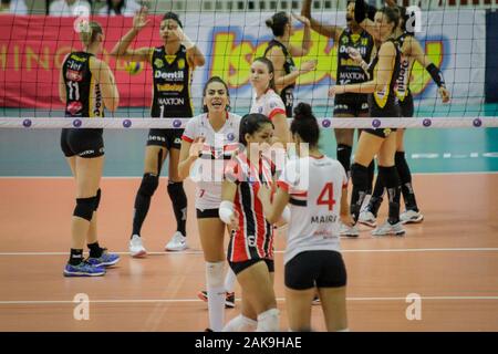 Parana, Brésil. 07Th Jan, 2020. Dans la nuit du mardi (07) l'équipe de Sao Paulo, Parana reçoit le Dentil Praia Grande équipe à José Corrêa Gymnasium à Barueri/SP. Match valide pour les Vollllball Super League, saison 19/20. Credit : Vinicius Nunes/FotoArena/Alamy Live News Banque D'Images