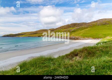 Belle plage de sable et des dunes de la plage de Traigh Shiar, côte ouest de l'île de Vatersay, Outer Hebrides, Western Isles, Ecosse, Royaume-Uni Banque D'Images