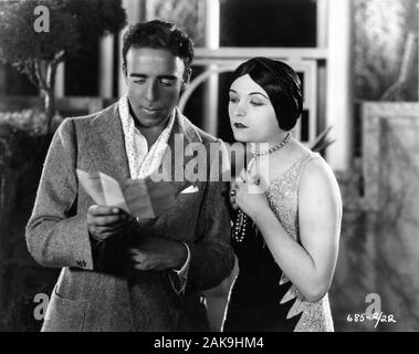 POLA NEGRI et réalisateur RAOUL WALSH le franc jeu pendant le tournage de l'EST DE SUEZ 1925 Film muet de jouer par W. Somerset Maugham - Famous Players Lasky Corporation / Paramount Pictures Banque D'Images