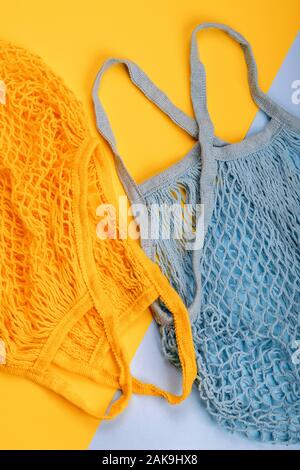 Jaune et bleu string mesh de sacs réutilisables Banque D'Images