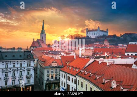 Bratislava. Aerial cityscape libre du centre historique de Bratislava, capitale de la Slovaquie pendant le coucher du soleil. Banque D'Images