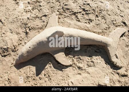 Sculpture de sable sur la plage des dauphins. Banque D'Images