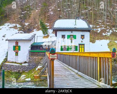 EBENSEE, Autriche - 24 février 2019 : la pittoresque petite maison, décorée avec des nains de jardin, de petites figurines et de plantes en pots, situé sur la rive de Banque D'Images