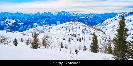 La marche en raquettes le long des routes de montagne de Feuerkogel plateau est la meilleure occasion d'observer le panorama des sur les pistes des Alpes enneigées, des pics rocheux et Banque D'Images