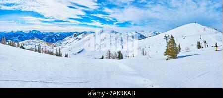 Panorama de montagne de Feuerkogel plateau avec des pistes damées, remontées mécaniques, les stations de téléphérique et rocky des sommets alpins sur l'arrière-plan, Ebensee, Salzkamme Banque D'Images