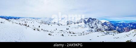 Paysage de neige incroyable plateau de montagne de Feuerkogel sur un jour brumeux et nuageux, Ebensee, Salzkammergut, Autriche Banque D'Images
