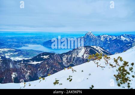 Vue spectaculaire sur Salzkammergut région des Alpes avec le lac Traunsee et Traunstein en forme de cône du haut de la montagne mount, Ebensee, Alberfeldkogel Banque D'Images