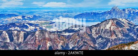 La vue depuis le pic de l'Alberfeldkogel monter sur le lac Traunsee de Rocky Valley et le cône de Traunstein monter sur l'arrière-plan, Salzkammergut, Autriche Banque D'Images