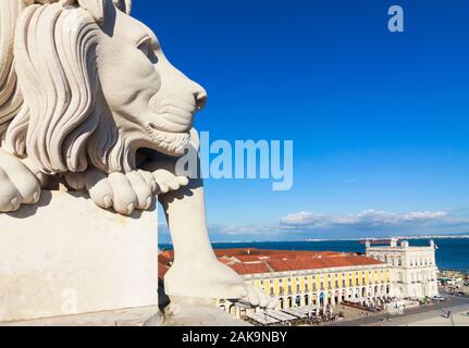Lisbonne, Portugal : Détail de la tête de lion à la sculpture allégorique définie au sommet de l'Arco da Rua Augusta construit à la place du Commerce par artis Français Banque D'Images