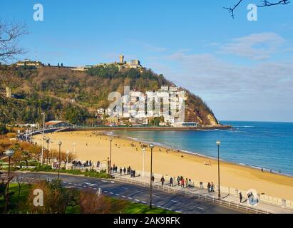 La plage d'Ondarreta avec le Monte Igueldo en arrière-plan à la journée ensoleillée. Vue depuis les jardins du palais Miramar. San Sebastian, Pays Basque, Espagne. Banque D'Images