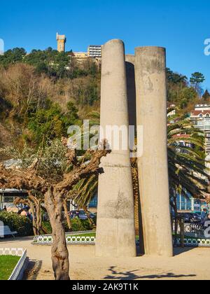 La statue de Zeharki de José Ramon Anda avec la tour d'Igueldo en arrière-plan à la journée ensoleillée. San Sebastian, Pays Basque, Guipuzcoa. Espagne. Banque D'Images