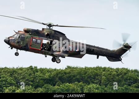 Un hélicoptère Royal Netherlands Air Force Eurocopter AS 532U2 Cougar Mk 2 capturé à la Luchtmachtdagen 2019 à la base aérienne de Volkel. Banque D'Images